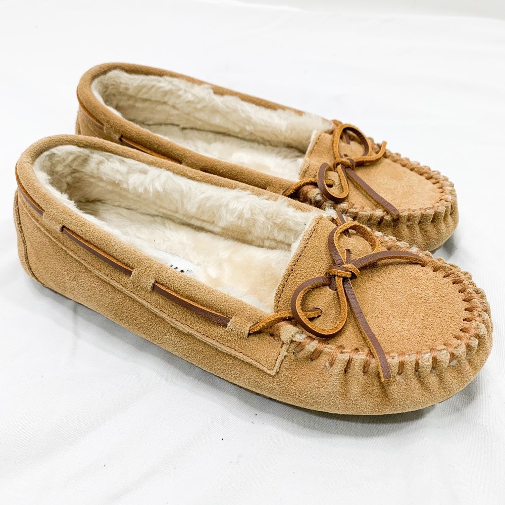 MINNETONKA Moccasin Style Tan Slippers w Faux Fur